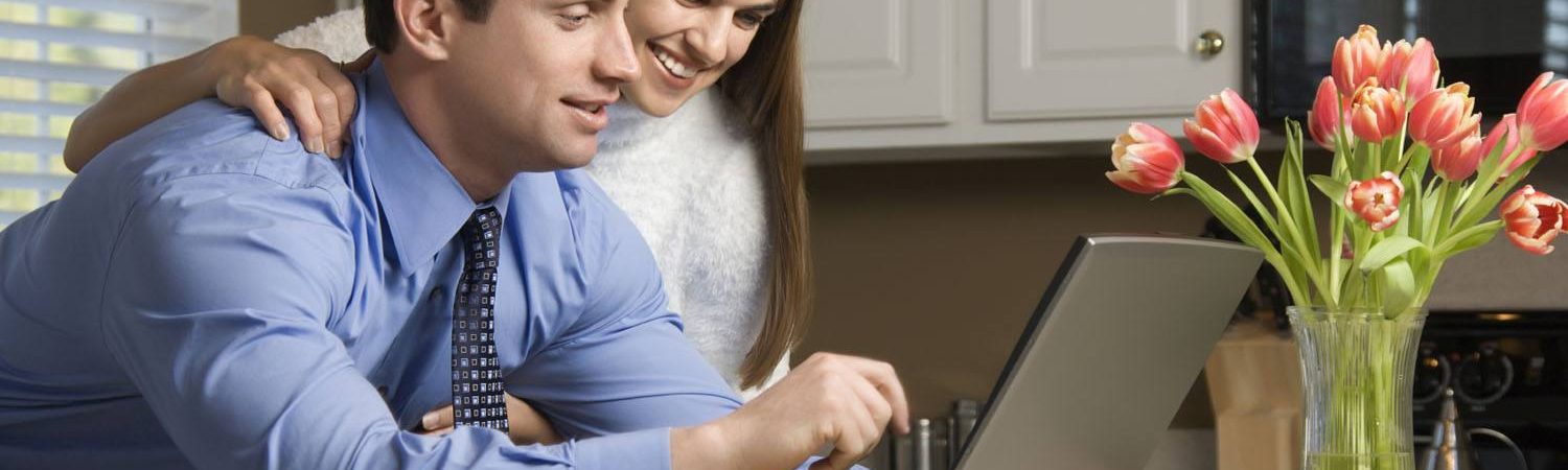 couple_in_front_of_computer